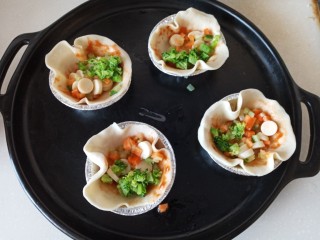 9、迷你披萨杯,放入炒好的黄瓜胡萝卜肠和西兰花