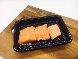 1、#懒人料理#  香煎三文鱼（快手菜）,三文鱼3片。