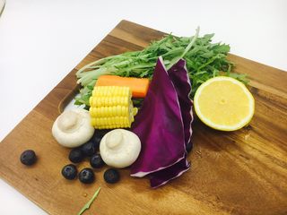 2、#懒人料理#  香煎三文鱼（快手菜）,配菜，家里有神马菜就用什么菜吧。