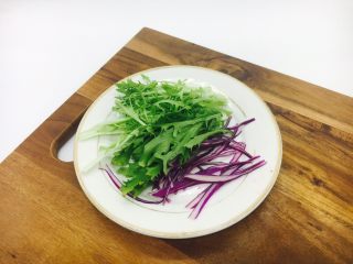 3、#懒人料理#  香煎三文鱼（快手菜）,把苦菊撕成小段，紫甘蓝切成丝。