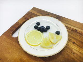 4、#懒人料理#  香煎三文鱼（快手菜）,柠檬切成片，蓝莓洗干净。