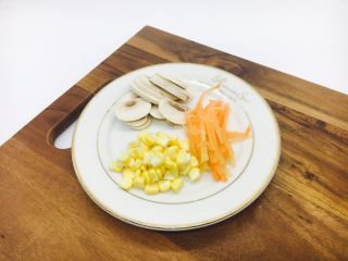 5、#懒人料理#  香煎三文鱼（快手菜）,玉米掰成粒，口蘑切成片，胡萝卜切丝。