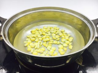 6、#懒人料理#  香煎三文鱼（快手菜）,把玉米粒煮熟。