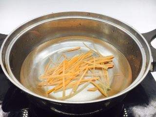 7、#懒人料理#  香煎三文鱼（快手菜）,胡萝卜煮熟。