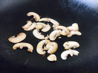 8、#懒人料理#  香煎三文鱼（快手菜）,口蘑放在平底锅里烤熟。