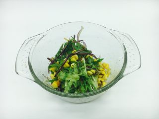 9、#懒人料理#  香煎三文鱼（快手菜）,把果蔬（柠檬除外）放在容器里，放上你喜欢的料汁拌匀。我用的是橄榄油和盐。拌好的蔬菜沙拉作为配菜备用。