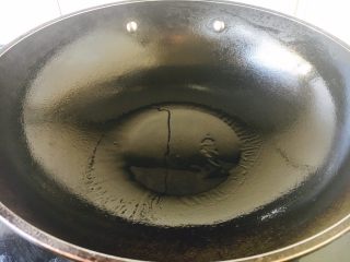 10、#懒人料理#  香煎三文鱼（快手菜）,锅里放1小勺橄榄油。