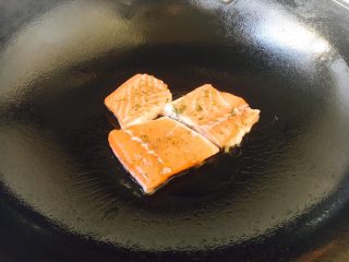 11、#懒人料理#  香煎三文鱼（快手菜）,当油二或三成热时放入三文鱼。