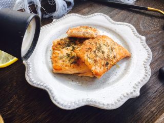 13、#懒人料理#  香煎三文鱼（快手菜）,把煎好的三文鱼装盘，撒上少许黑胡椒碎。