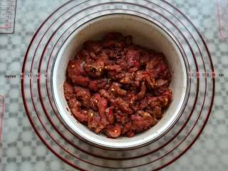 6、孜然牛肉串,所有的食材混合均匀后盖上保鲜膜冷藏过夜（中途出门一趟，多放了一天）