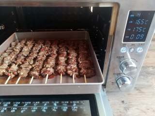 12、孜然牛肉串,烤到中途，牛肉串取出翻面继续烤