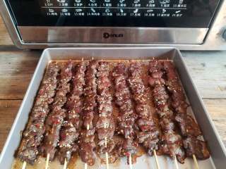 13、孜然牛肉串,牛肉串烤熟后取出撒上适量的白芝麻