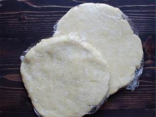 1、黄桃波旁威士忌红糖派,将生面团放入大碗用你的手将它搓成球状，将生面团切成两半，再磋成两个球状，将球状分别压扁成8厘米的圆盘状，用塑料膜包裹住，放入冰箱1小时。