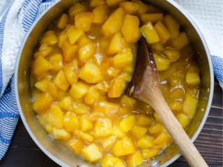 3、黄桃波旁威士忌红糖派,加入葛粉 .搅拌直至浓稠,把锅从火上移开,搅拌加入波旁威士忌 .