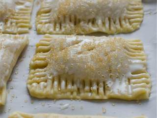 8、黄桃波旁威士忌红糖派,将托盘旋转180度继续烤10-12分钟，从烤箱拿出后冷却至室温，剩余的饼照做。