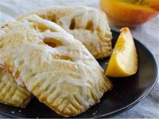 10、黄桃波旁威士忌红糖派,上菜并享用吧!