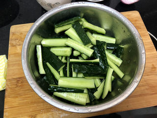 4、酸辣黄瓜条,全部黄瓜切条