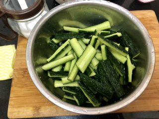 6、酸辣黄瓜条,拌匀腌制半个钟头