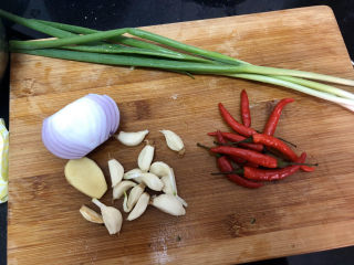 7、酸辣黄瓜条,其他配料：小葱择好洗净，小米辣洗净，洋葱洗净，蒜剥皮姜削皮洗净