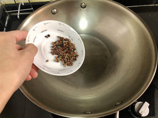 9、酸辣黄瓜条,趁着腌黄瓜来准备热油：热锅加适量食用油，小火加入花椒，煸香，把花椒沥油捞出