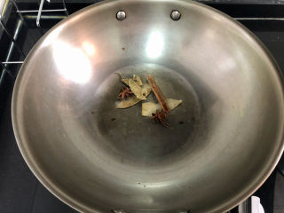 10、酸辣黄瓜条,加入八角，桂皮，香叶