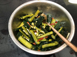 21、酸辣黄瓜条,搅拌均匀