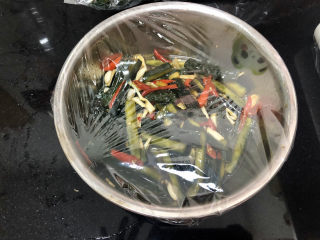 22、酸辣黄瓜条,蒙保鲜膜，放入冰箱冷藏两小时，搞定