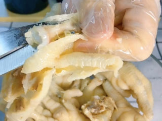 10、无骨鸡爪,然后用剪刀来处理小骨头