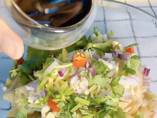 16、无骨鸡爪,先来一勺生抽