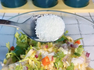 19、无骨鸡爪,一小勺盐和一小勺白砂糖