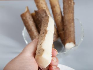 3、山药月饼,蒸熟的山药拿出来，削去表皮。