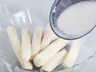 5、山药月饼,趁热加入白砂糖。