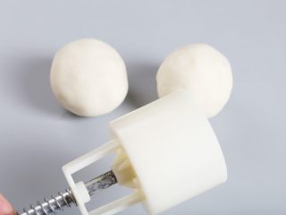 10、山药月饼,将月饼团放入月饼模具。