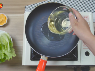 1、芝士家常做法大全【芝士鸡肉汉堡】,锅烧热倒入食用油。