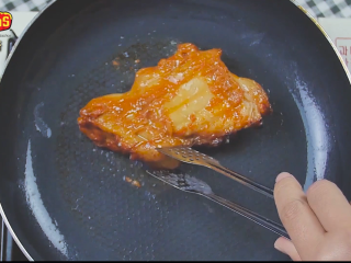 2、芝士家常做法大全【芝士鸡肉汉堡】,将鸡扒放入锅中煎熟。