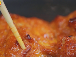 3、芝士家常做法大全【芝士鸡肉汉堡】,在煎的过程中用筷子扎孔，看熟透和方便之后酱汁渗入，煎的时间看个人需要约2分钟。