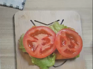 4、芝士家常做法大全【芝士鸡肉汉堡】,番茄切片，将生菜番茄片放在汉堡包胚底上。