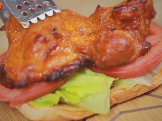 5、芝士家常做法大全【芝士鸡肉汉堡】,放入刚煎好的鸡扒。