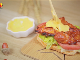 6、芝士家常做法大全【芝士鸡肉汉堡】,将Ricos芝士酱淋在鸡扒上。