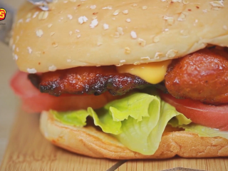 7、芝士家常做法大全【芝士鸡肉汉堡】,将汉堡包盖好。