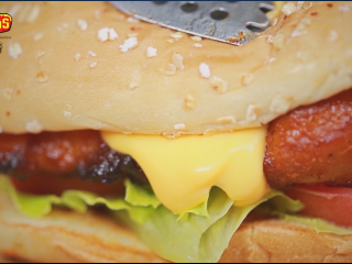 8、芝士家常做法大全【芝士鸡肉汉堡】,轻压一下芝士酱流出。