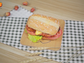 9、芝士家常做法大全【芝士鸡肉汉堡】,喜欢特制多酱的可以放多点。