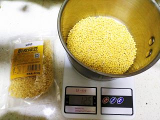1、绿豆糕,把去皮绿豆称出125克。