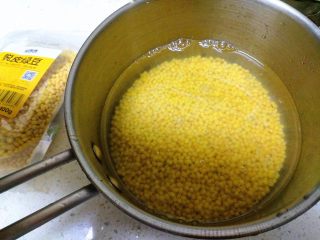 2、绿豆糕,去皮绿豆洗净后,浸泡12小时以上。