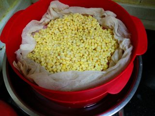 4、绿豆糕,把去皮绿豆放在蒸锅城蒸40-50分钟。
