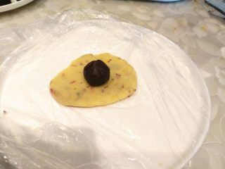 11、绿豆糕,把皮绿豆泥小团揉好,把豆沙放在中间。