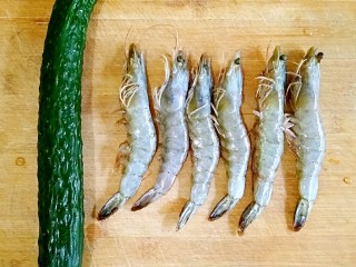 1、鲜虾青瓜烙,准备食材。