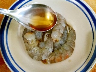 2、鲜虾青瓜烙,鲜虾洗净去头去壳去虾线，撒少量盐和一点料酒腌制10分钟。