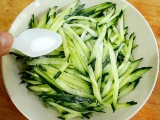 3、鲜虾青瓜烙,青瓜洗净切丝（不要切的太细）。撒适量的盐腌一下。