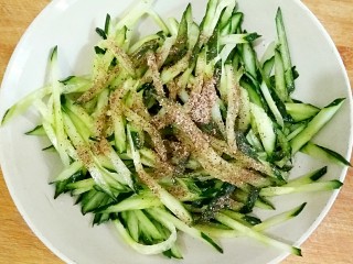 4、鲜虾青瓜烙,根据个人口味适当加点胡椒（也可不加）。